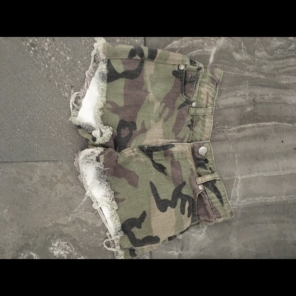 Urban girls denim camo shorts - Picture 1 of 3